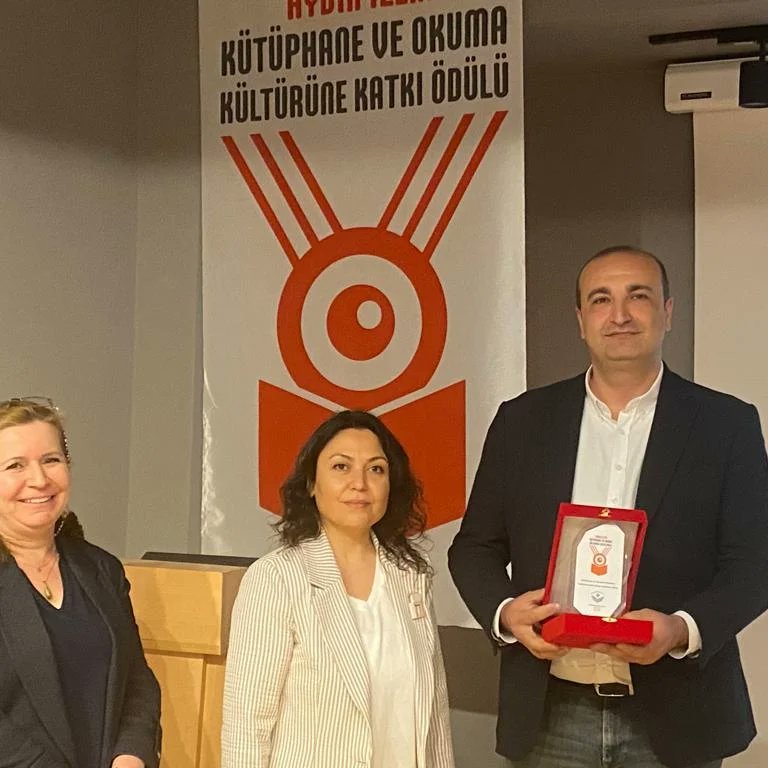 aydinileri's tweet photo. "Aydın İleri Kütüphane ve Okuma Kültürüne Katkı Ödülü" 01 Nisan 16.00 'da Taksim Atatürk Kitaplığı'nda düzenlenen törenle, 55 yeni nesil kütüphane ile okuma kültürüne katkılarından dolayı İstanbul Büyükşehir Belediyesi Kültür Varlıkları Daire Başkanlığı'na verildi. https://t.co/84LeKya9qm