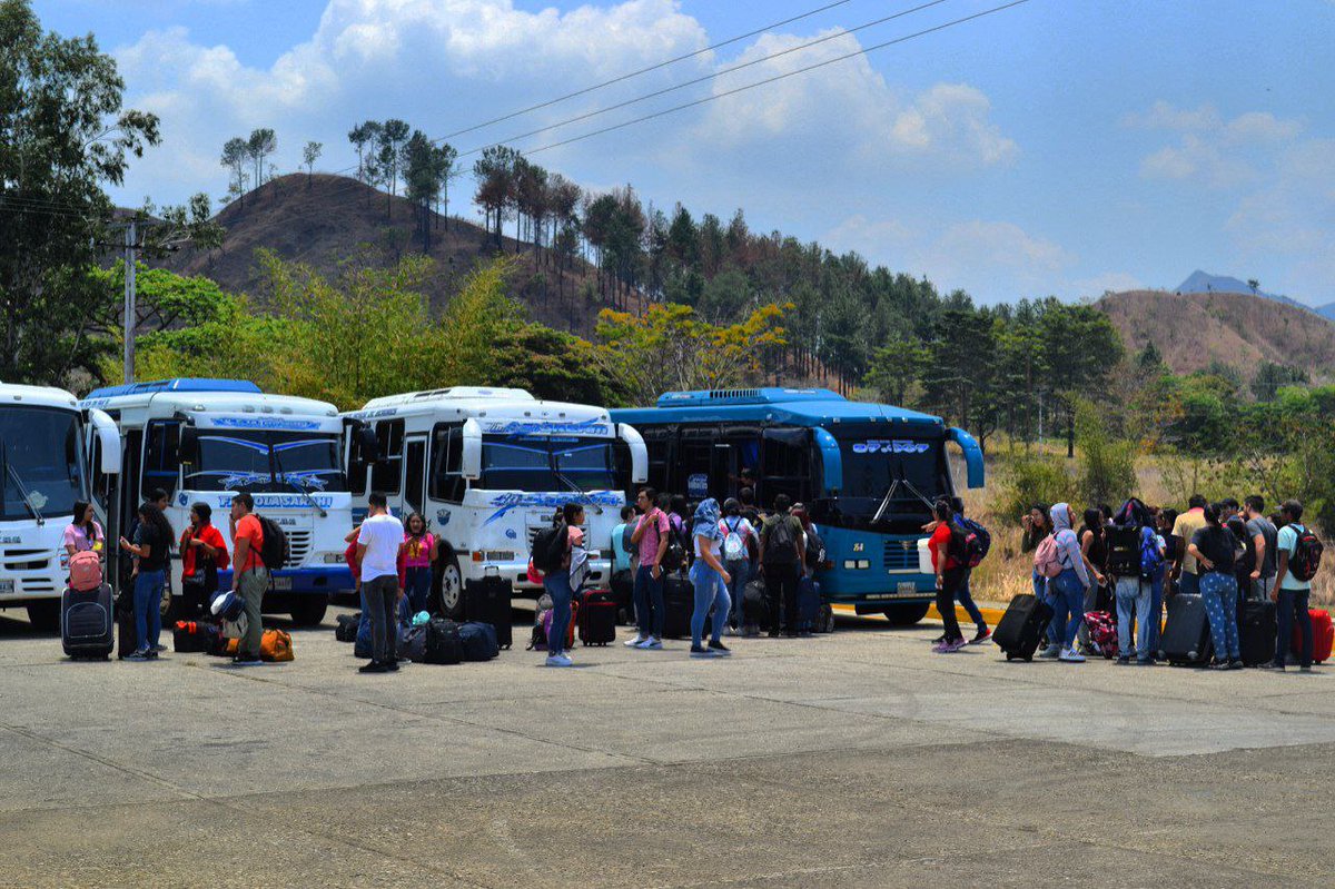 freddyp44055243's tweet photo. Movilizaron desde Guárico a más de 400 estudiantes por el asueto
#Guarico 17 transportes partieron desde la Universidad Rómulo Gallegos hacia diversas partes del país
#SemanaMayorEnAmor @leidy09670511 @yeritza1988 @feentidios35 @bravoa1320 @VicmarVikivjam @estr3mao1411 https://t.co/XrRyhXX8vd