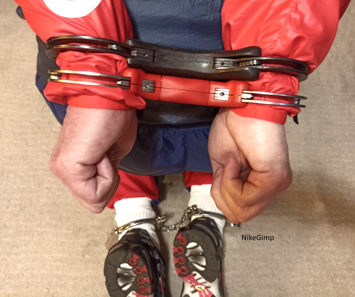 NikeGimp's tweet photo. Security is important. 2 handcuffs are always necessary.
#handcuffs #speedcuffs #bdsm https://t.co/CnyuH1dWap