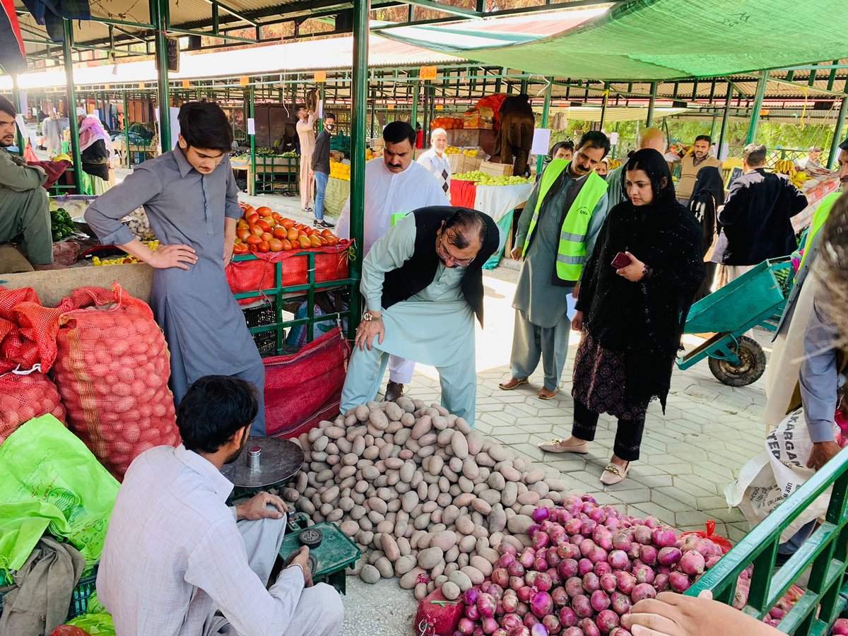 LDICTOfficial's tweet photo. On the directions of Chief Commissioner Islamabad, Director Industries &amp; Labour / Controller of Weights and Measures visited G6 Ramzan bazaar to check the accuracy/correction of weights and measures being used by sellers.
@Noormengal_ 
@dcislamabad 
@ICTA_GoP https://t.co/Pov6U8le3k