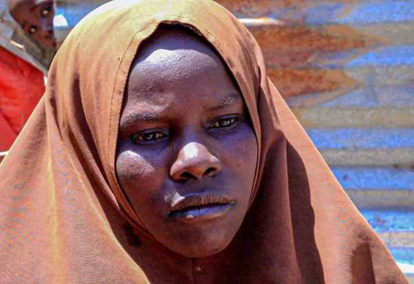 OxfaminAfrica's tweet photo. “Toughest moments are when one of my children asks“mom, what do we eat?” Shamsa from Oflo, Somalia.
Catastrophic hunger knocks on Somalia’s door unless humanitarian support comes.
This Ramadan #ShareYourIftar with families like Shamso’s.
#FastingWhileHungry #ShareYourIftar https://t.co/LshsPJHQcZ