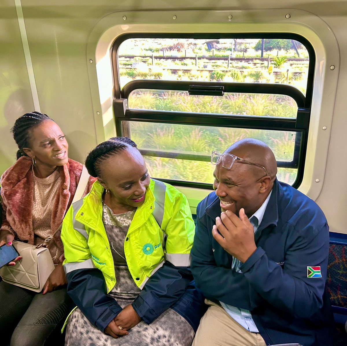 ricardomackenzi's tweet photo. Getting rail back is a urgent priority for all. Lovely to see our @MetrorailWC Nyanga to Langa train back on track!
#improvingmobility https://t.co/TwzX8K3IV6