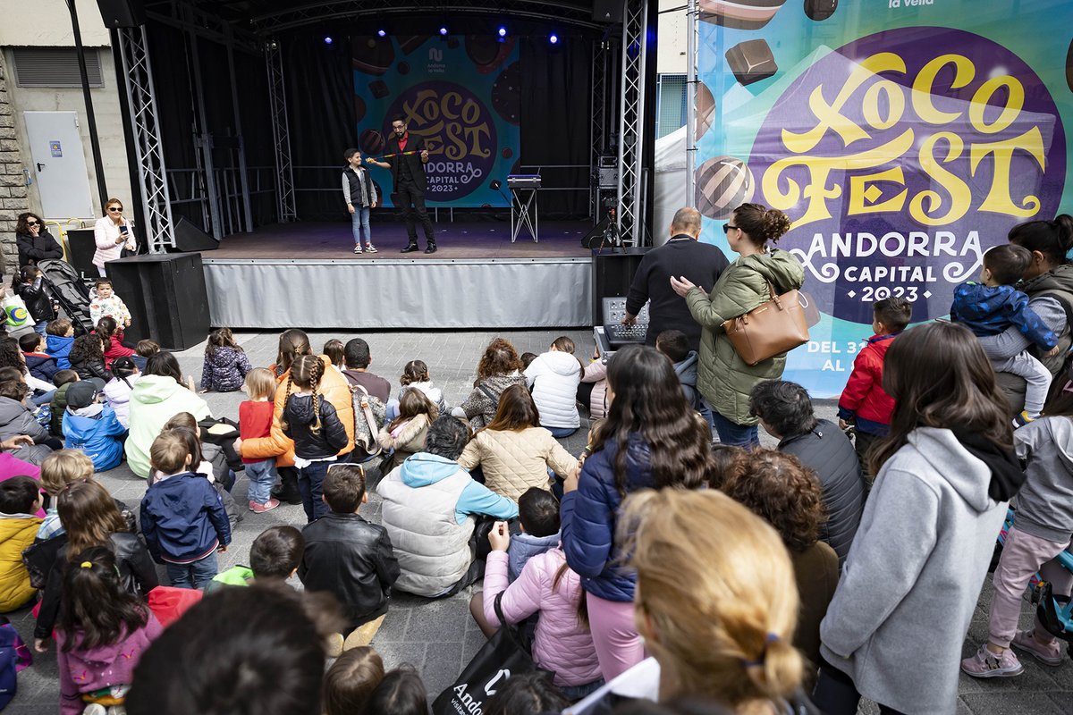 AndorraCapital's tweet photo. Un dels millors plans aquests dies és gaudir del Xoco Fest i de la xocolata... 🍫🤤 fins al dissabte 8!
🟤 Tallers, concerts... Acosta-t'hi i gaudeix de l'espai més llaminer!
🥚🐣 Dissabte  repartirem la mona gegant construïda per a l'ocasió!

Programa: https://t.co/TFxOBambrk https://t.co/7OAi1D8PEN