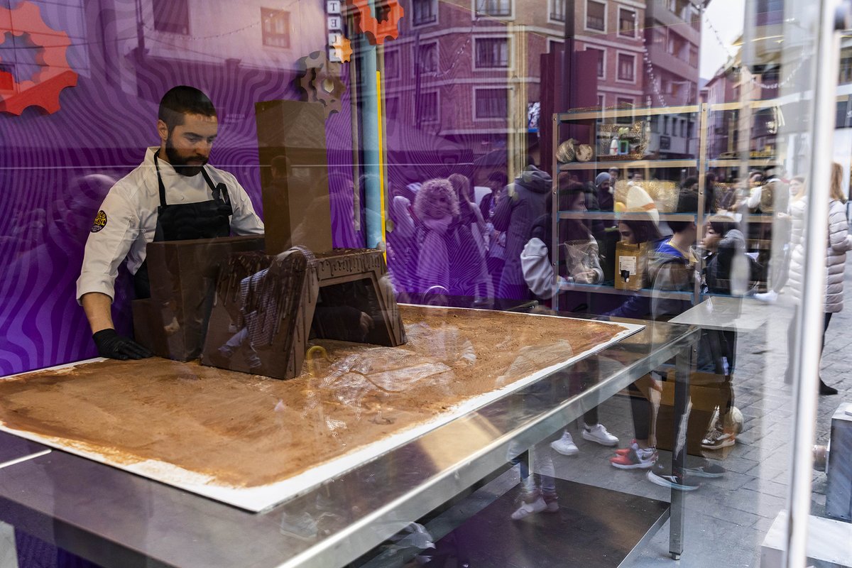 AndorraCapital's tweet photo. Un dels millors plans aquests dies és gaudir del Xoco Fest i de la xocolata... 🍫🤤 fins al dissabte 8!
🟤 Tallers, concerts... Acosta-t'hi i gaudeix de l'espai més llaminer!
🥚🐣 Dissabte  repartirem la mona gegant construïda per a l'ocasió!

Programa: https://t.co/TFxOBambrk https://t.co/7OAi1D8PEN
