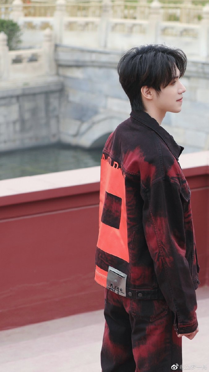 EntTofu's tweet photo. #LuoYizhou is effortlessly handsome in the photos for #GloryIsBack (#登场了北京中轴线) variety show as he updated on his Weibo: "Encounter 🕊️"

#罗一舟
Source: https://t.co/KsKIbPqvTu https://t.co/1uhk0LInuC