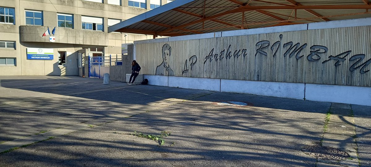 Arcom_Lille's tweet photo. La journée s'annonce resplendissante. Les secrétaires générales de Paris et Lille vont intervenir dans le cadre des #40ansclemi au lycée professionnel de Ribecourt. https://t.co/rAw4cSP7JN