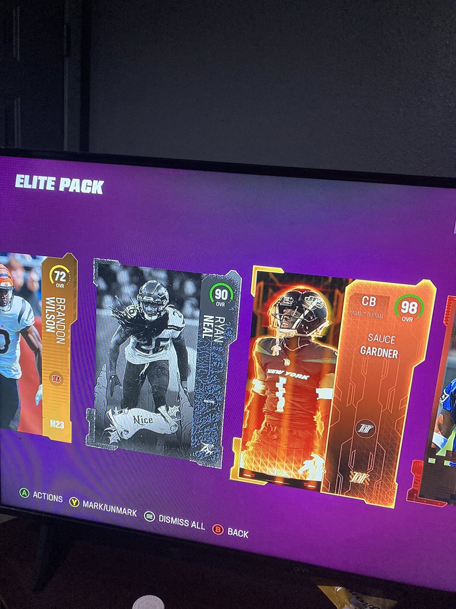 cldyes123's tweet photo. Well this just happened on my final pack of the night @EASPORTS_MUT @Zirksee I’ll call that zirkluck https://t.co/GMW2RCQXxz