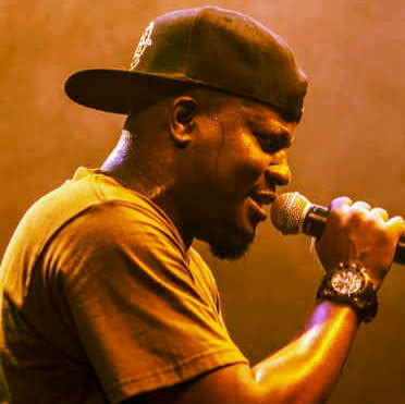 Huyu ni msanii wa miondoko ya kufoka foka yaani Hiphop,Naweza kuwa sii pekee yangu ukiniambia nikutajie nyimbo yake hata moja na nikashindwa kutaja,Lakini mshikaji anajikubali yeye ni msaani mkali kuliko hata Roma,Somo kubwa sana anatupa kwenye maisha unatakiwa kujiamini