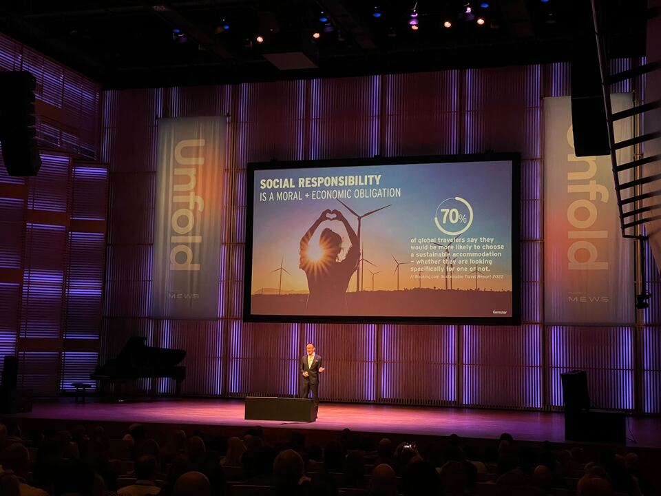 Live from #MewsUnfold 2023: keynote speaker Tom Ito, Principal at <a href="/gensler_design/">Gensler</a>, inspiring the audience with visionary ideas for transforming hospitality spaces. Hoteliers, you don't want to miss this – join the live stream here: mews.com/en/unfold/2023…