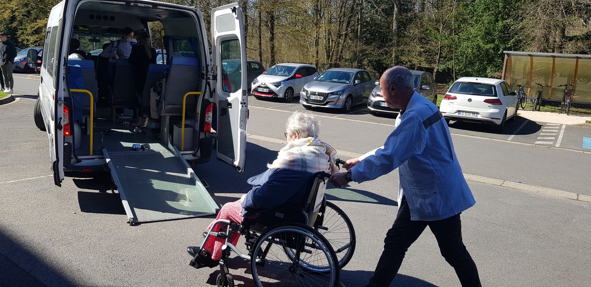 PaulDoumerAPHP's tweet photo. 🖼️👩‍🎨[Animation] 
L'association #3AP de Pont-Sainte-Maxence organise son salon annuel des Arts. le 3 avril, plusieurs patients des unités de soins longue durée s'y sont déplacés avec l'équipe d'animation.
Un moment d'ouverture vers la culture plébiscité par nos patients. https://t.co/lKVysmWsKG