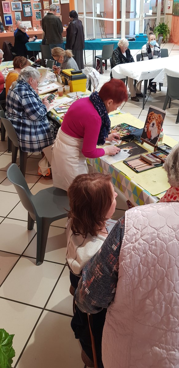 🖼️👩‍🎨[Animation] 
L'association #3AP de Pont-Sainte-Maxence organise son salon annuel des Arts. le 3 avril, plusieurs patients des unités de soins longue durée s'y sont déplacés avec l'équipe d'animation.
Un moment d'ouverture vers la culture plébiscité par nos patients.