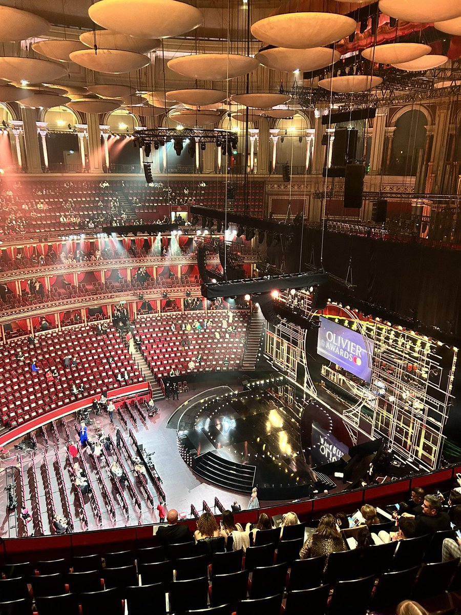 gracechan___'s tweet photo. Olivier Awards 2023 https://t.co/pF3U0aF6RJ