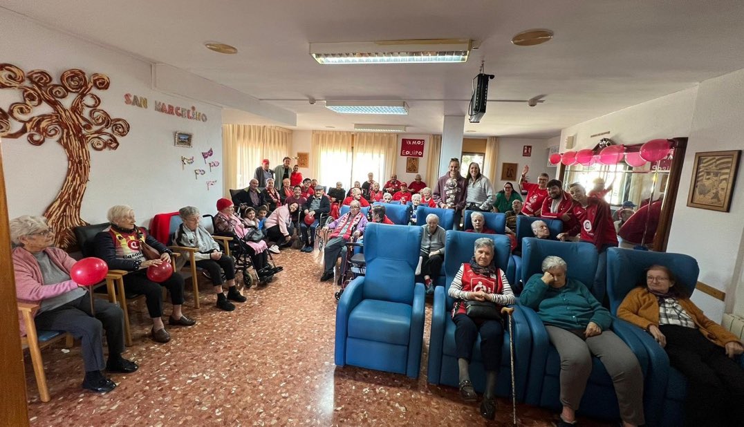 Estos gestos…

Vega Gimeno, Mariona Ortiz, Helena Oma, Leo Fiebich y Carmen Grande han ido a visitar a los mayores de la Residencia San Marcelino y les han llevado la Copa de la Reina.

Qué absoluta maravilla ❤️