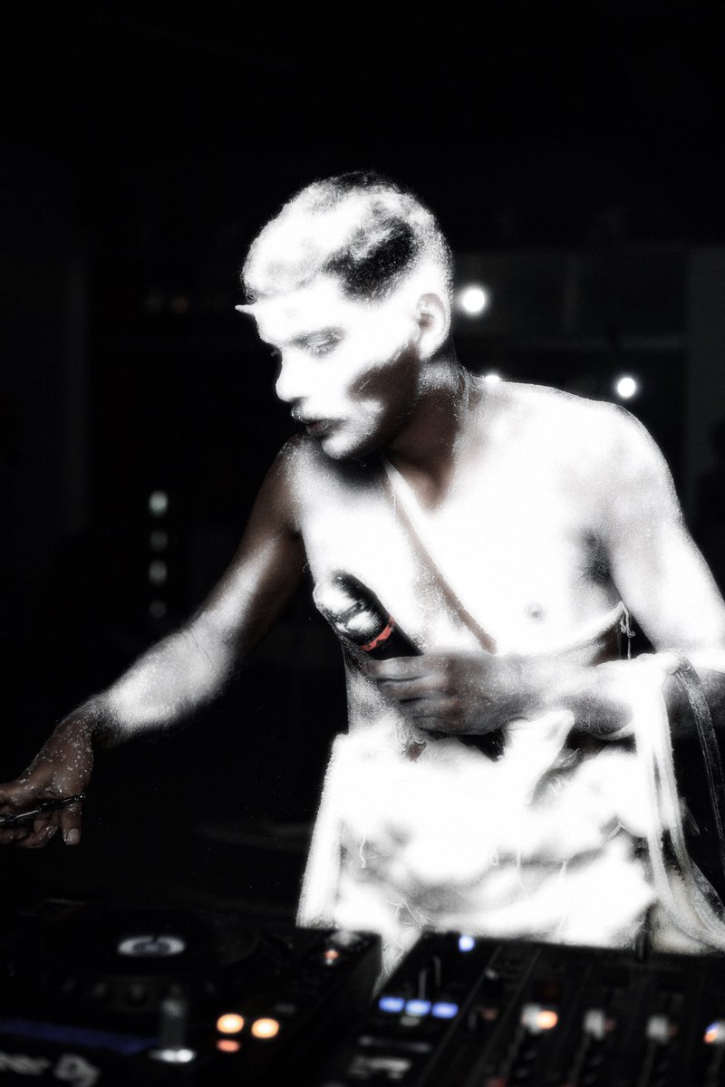 mofopreto's tweet photo. Hoje às 19h, no Sesc Ver - o - Peso ( @sescboulevard ), apresentarei o projeto visual e musical, “MOFO”, durante o lançamento do eBook “Desejar o menor dos mundos, escrever corporeidades outras desde aí “ (2023), editora do #Ppgartes (@ppgartes_ufpa ). 

Entrada gratuita ! https://t.co/RWU2bdhL1b