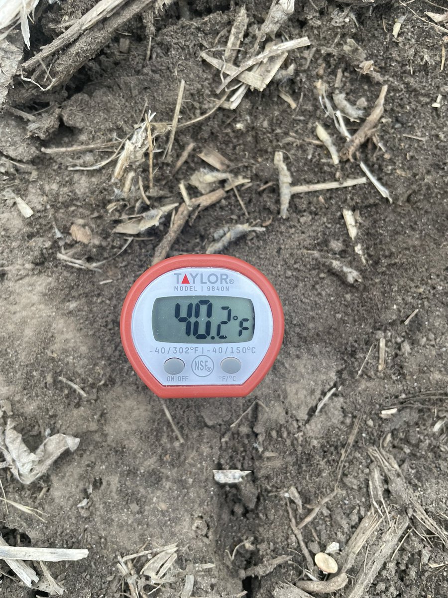 Kleig10's tweet photo. North of Columbus, NE. 4” at 8:00am
Old bean ground. https://t.co/g3CYStzJ1p