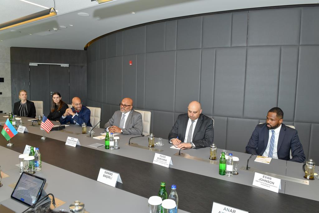 ElnurAAliyev's tweet image. ABŞ ticarət katibinin qlobal bazarlar üzrə köməkçisi Arun Venkataramanın rəhbərlik etdiyi nümayəndə heyəti ilə görüşdə ölkələrimiz arasında #ticarət və #investisiya əlaqələrinin təşviqi, iqtisadi əməkdaşlığın şaxələndirilməsi imkanlarını nəzərdən keçirdik.

#EconomyAz