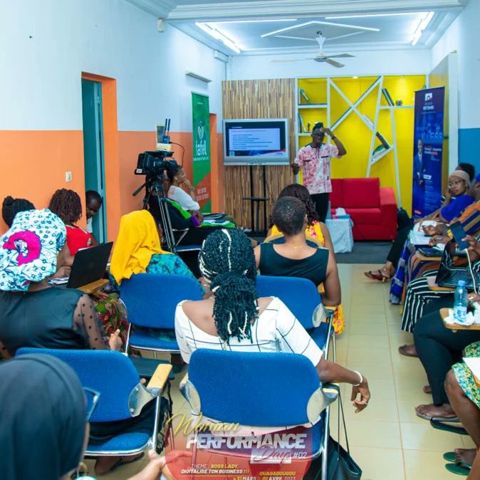 fafel_africa's tweet photo. #wpd02 | Atelier créatif 01

Teeg-Wende FabriceGuéné a montré au participantes de l'édition02 de la #wpd, comment gagner en productivité grâce au calendrier éditorial.
L'équipe du Fafel lui témoigne sa gratitude pour sa disponibilité.

#wpd02 #leadershipfeminin #Fafel #formation https://t.co/bBho6GMf4l