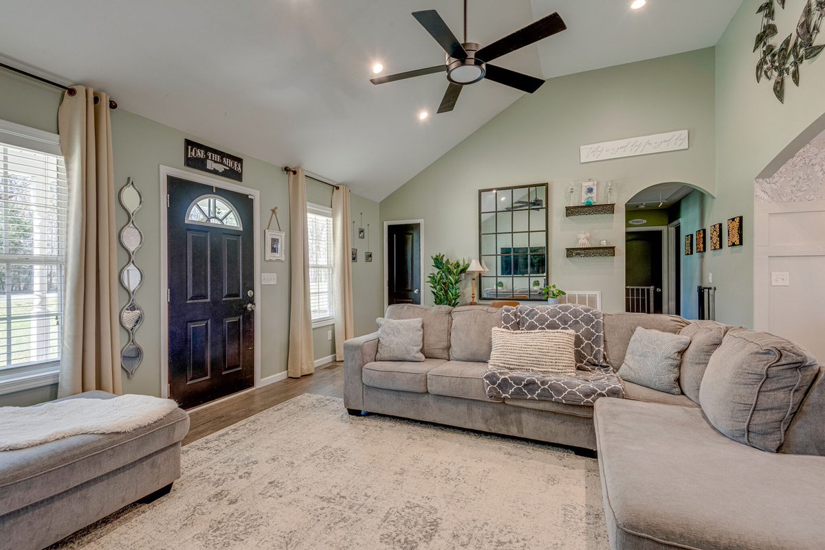 Tenn_Homes's tweet photo. Its hard not to feel at home in this beautiful living room!

📍 2881 Petway Rd, Ashland City, TN
🛏️ 3
🛁 2
🏠 1,400 sq.ft.
$350,000
MLS: 2503772
Listing courtesy of: Engel &amp; Voelkers Nashville
#homeforsale #nashvillerealestate #tnhomes #homesearch #ashlandcity #cheathamcounty https://t.co/0n1bbNPM0i