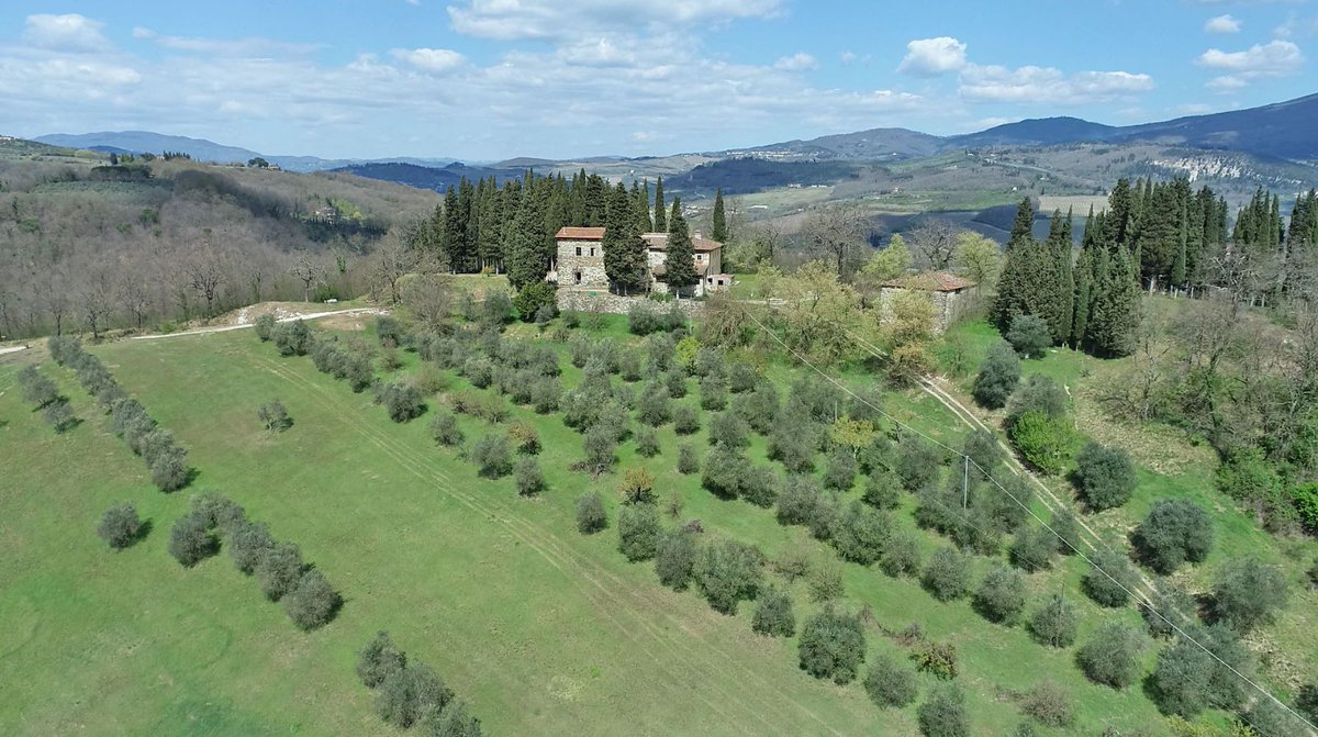 toscanaimm's tweet photo. Property with land and 13th century farmhouse for sale near Florence

C1205 - https://t.co/clk0U5JACS

#farmhouse #countryhouse #tuscany #stonehouse #ancientproperty #olivegrove #vineyard #winecellar #wine #chianti #chiantiwine #italy #houseforsale #hills #toscanaimmobiliare https://t.co/7dp8E9h9Pn
