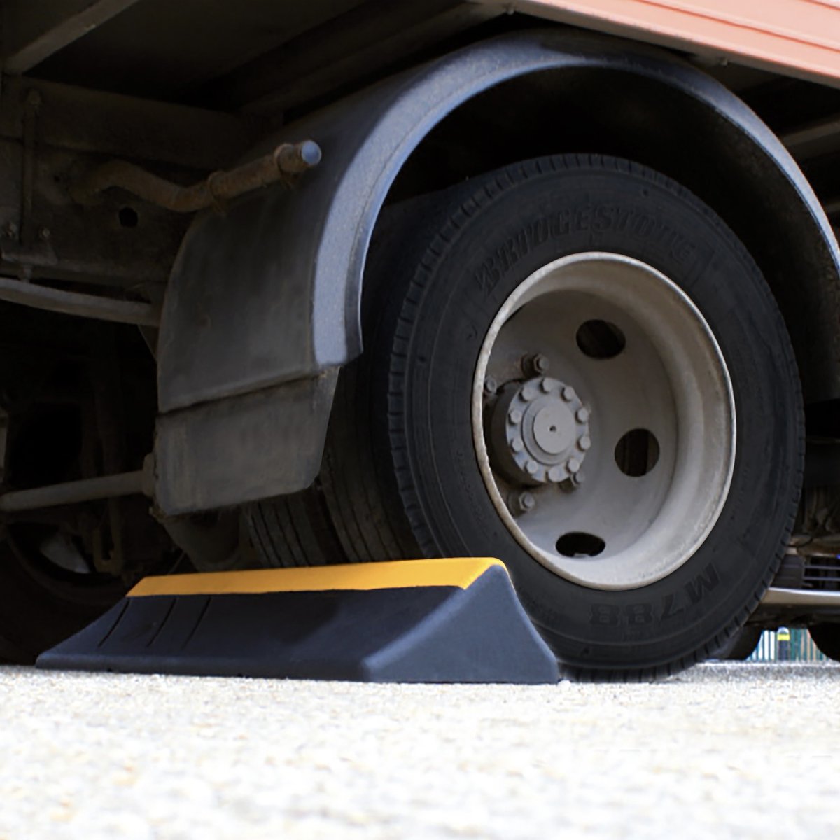 ASAFE_CANADA's tweet photo. A-SAFE Truck Stops are designed to hold and prevent HGVs from rolling in service yards in warehouse and distribution centres.

They are weather and crack resistant and include visible markings so are easily seen.

Learn more at https://t.co/bCZaXvntL8

#Safety #Distribution https://t.co/Wh54846SZ9
