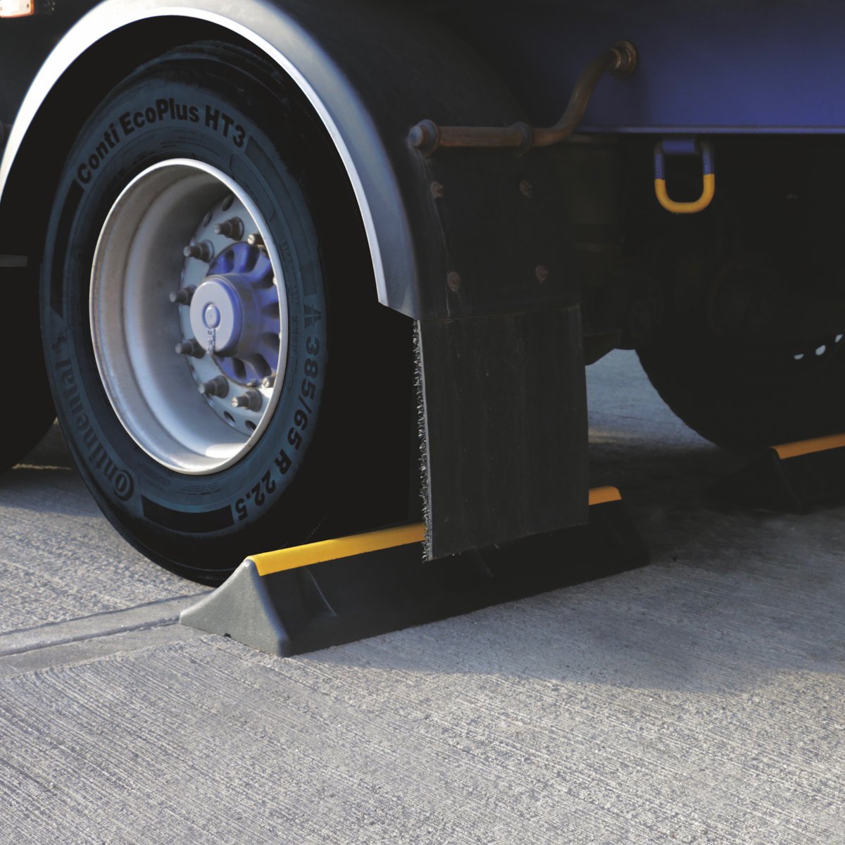 ASAFE_CANADA's tweet photo. A-SAFE Truck Stops are designed to hold and prevent HGVs from rolling in service yards in warehouse and distribution centres.

They are weather and crack resistant and include visible markings so are easily seen.

Learn more at https://t.co/bCZaXvntL8

#Safety #Distribution https://t.co/Wh54846SZ9