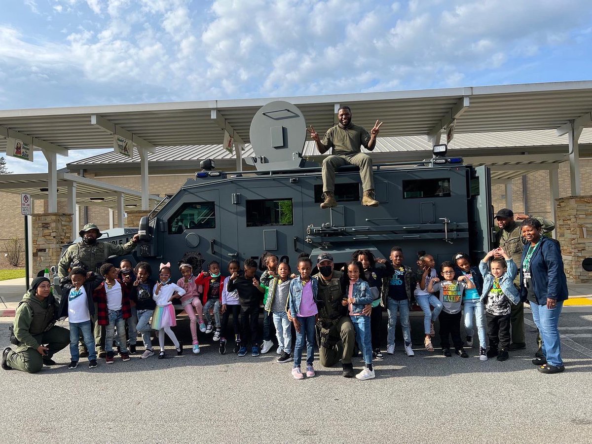 FultonSheriff's tweet photo. The Fulton County Sheriff's Office had a great time visiting Wolf Creek Elementary School for career day. We enjoyed interacting with the students involved and raise awareness of the services that FCSO offers to everyone in Fulton County.
#FCSOSTRONG #SERVINGTHECOMMUNITY https://t.co/FB6485U6kT