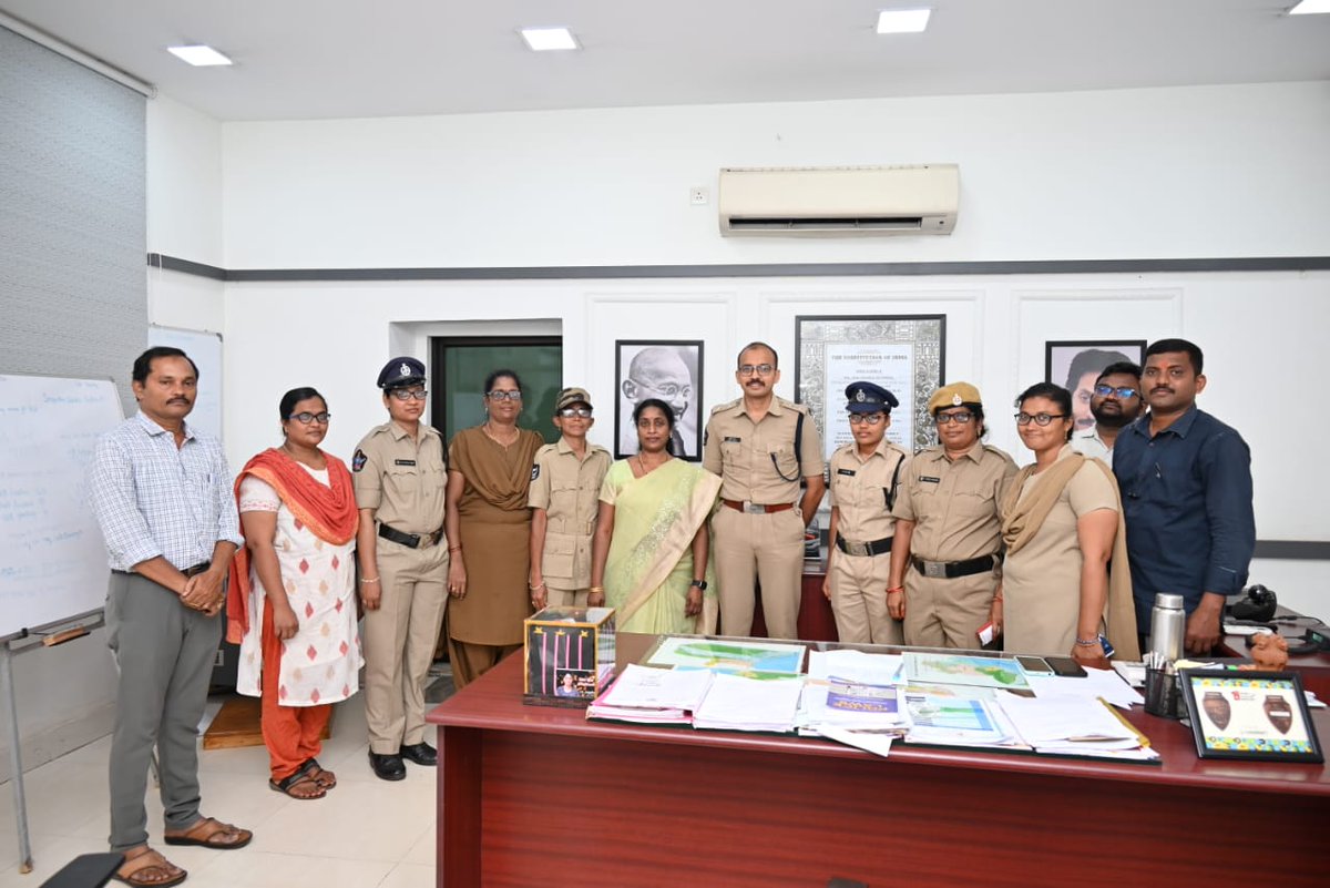 vizagcitypolice's tweet photo. మహిళా దినోత్సవం రోజు రీజినల్ ఆసుపత్రిలో మహిళ కానిస్టేబుల్సుకు నిర్వహించిన ఉచిత కంటి పరీక్షలలో 91మందిలో రిఫ్రాక్టివ్ లోపం ఉన్నట్లు గుర్తించి,ముఖ్యమంత్రి కంటి కేంద్రం వారి సహకారంతో డాక్టర్ విశ్వామిత్ర గారు,డీసీపీ-1 గారి సమక్షంలో వారికి ఉచితంగా కళ్ళద్దాలను పంపిణీ చేశారు.@APPOLICE100 https://t.co/7Sj0Ivu0qe
