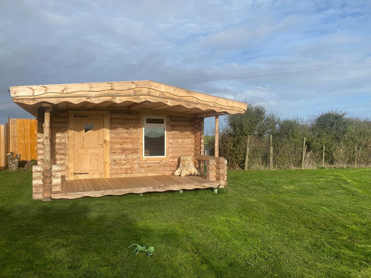 Round log saunas offer a traditional and rustic feel, while hobbit saunas provide a unique and cozy experience. Which one would you choose? 

#sauna #logsauna #hobbitsauna #cozysauna