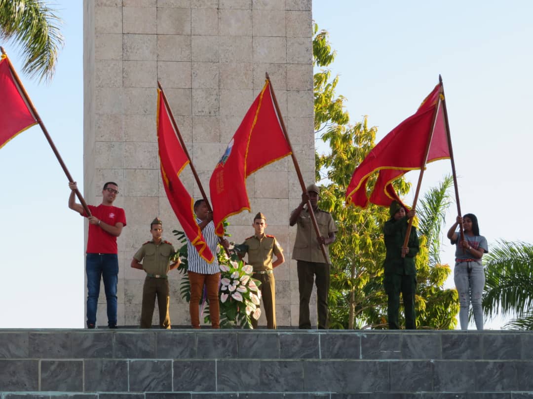 MariaFarrill's tweet photo. La #UCLVnuestra acaba de recibir la Bandera de Honor de  la UJC!!!! Muchas Felicidades a nuestros jóvenes!!!! #SomosCuba  ❤🇨🇺 @UCLVCU  @osanamoleriop @UJC_UCLV @DiazCanelB https://t.co/pRP7F55r4r
