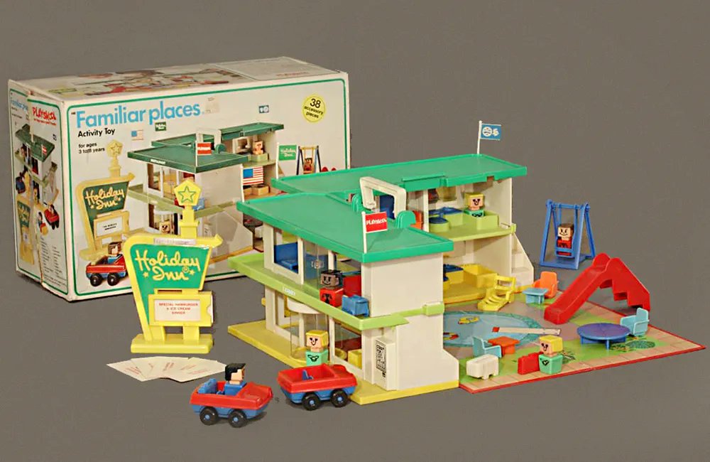 In 1974, Playskool released its Familiar Places Holiday Inn Playset, an activity toy that let children recreate the adventures of staying at a Holiday Inn buff.ly/40J3B8B #VintagePlaysets #VintagePlayskool