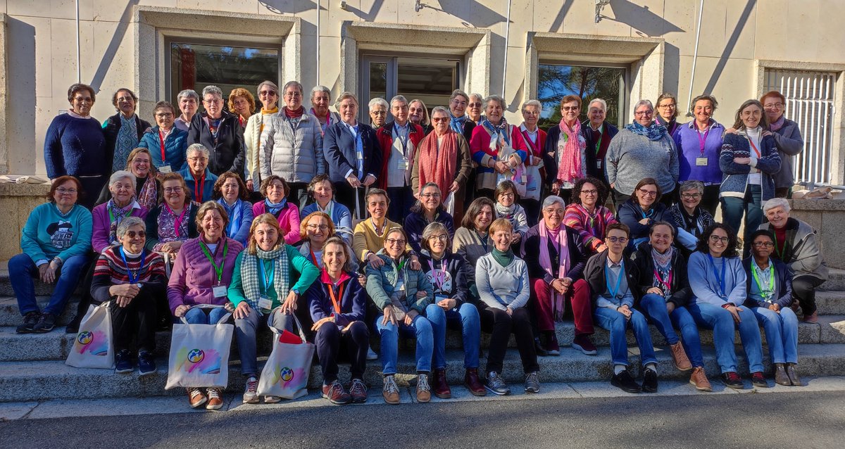 stjteresianas's tweet photo. Del 2 al 9 de abril, se celebra en nuestra Casa de Espiritualidad de Ávila el Capítulo de la Provincia Teresiana de Europa. 55 hermanas junto con la Vicaria general, Ángela Cuadra stj, conviven juntas estos días de escucha y discernimiento. #identidadcomunitaria
@PrTeresianaEurp https://t.co/LOk7CdUcUj