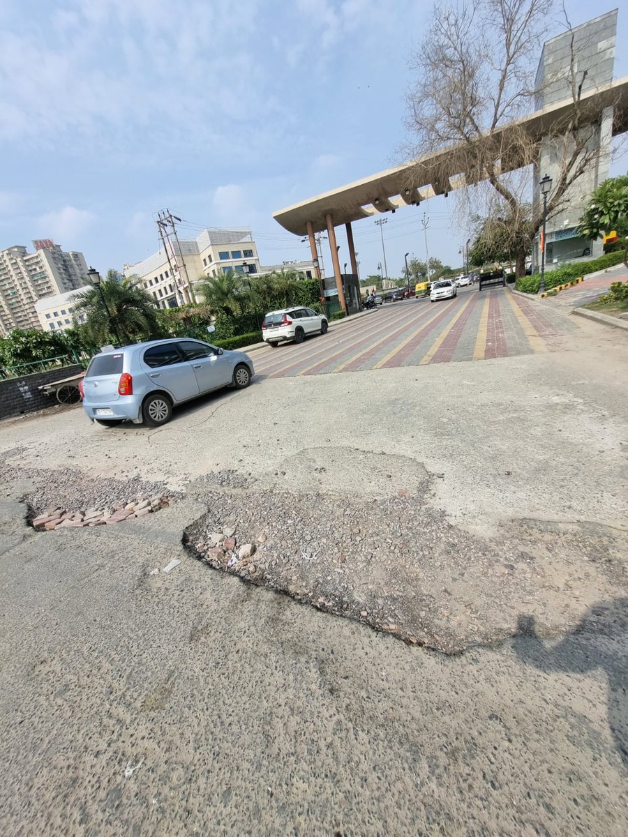 dubeyanirudha's tweet photo. 7th Avenue , GC–1 में एंट्री गेट में इतना बड़ा गड्ढा है आए दिन वर्षा में जल भराव हो जाता है। कई बार सोसाइटी के लोग इसके चलते चोटिल हो गए।ये गड्ढा सर्विस लेन में है 1 week पहले रोड का काम हुआ तो मैंने कहा इसको भी करदो तो ठेकेदार ने मना कर दिया।
@OfficialGNIDA @tejpalnagarMLA https://t.co/5TJMNitMGB