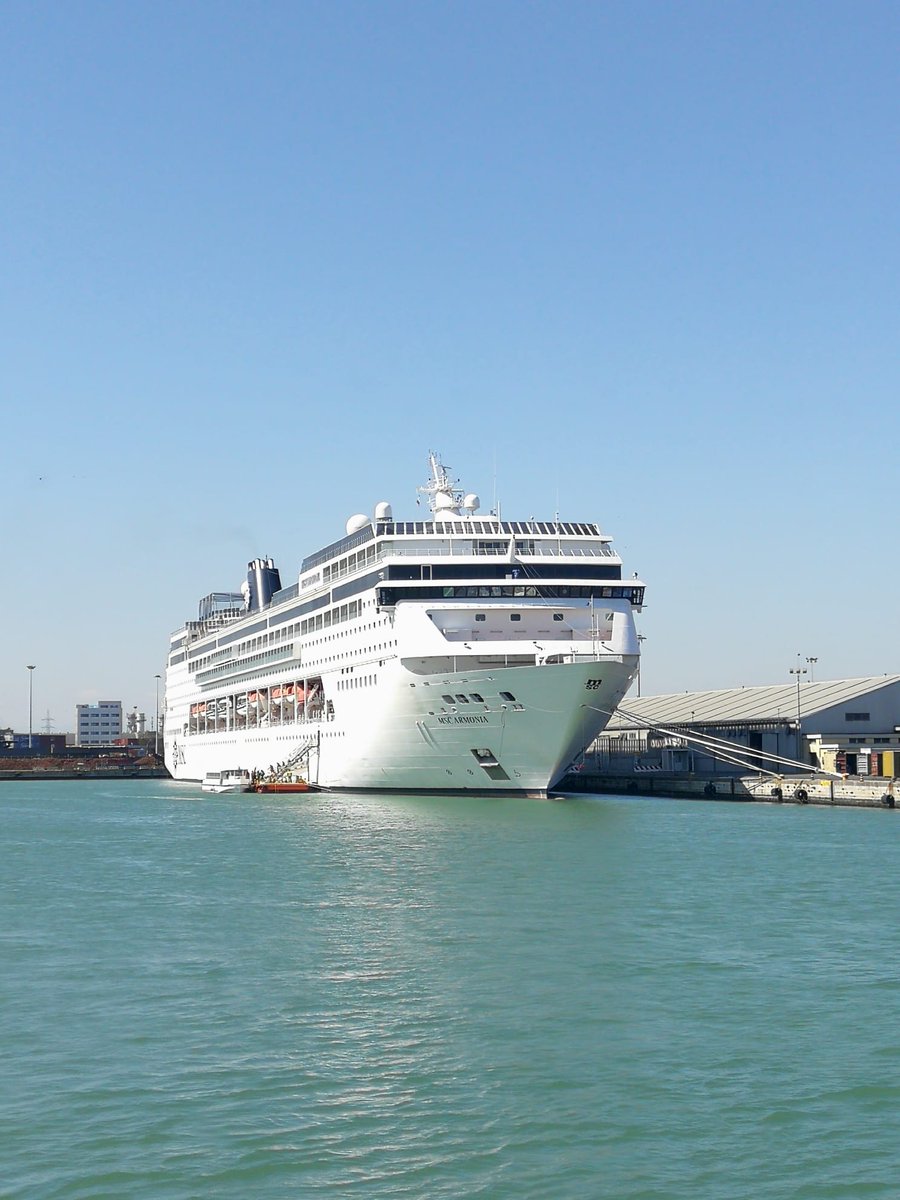 j2_transfer's tweet photo. @msccruise four hours and still waiting, this is not serious. #Venezia #mscarmonia https://t.co/LISH0AfIQV