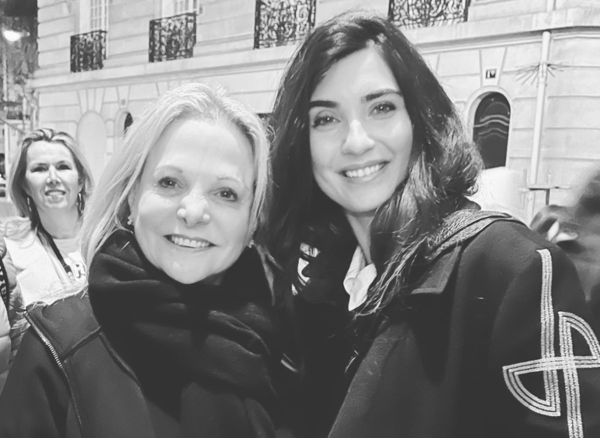 cherfrank's tweet photo. Busy talking missed my chance for a selfie with Tuba but she later stopped to take a photo with me leaving the theatre. She even suggested switching places so my husband with the camera would have the light hehind him. Lovely sweet kind that’s Tuba #TubaBüyüküstün #UnicefTürkiye https://t.co/6kEbECNrOV