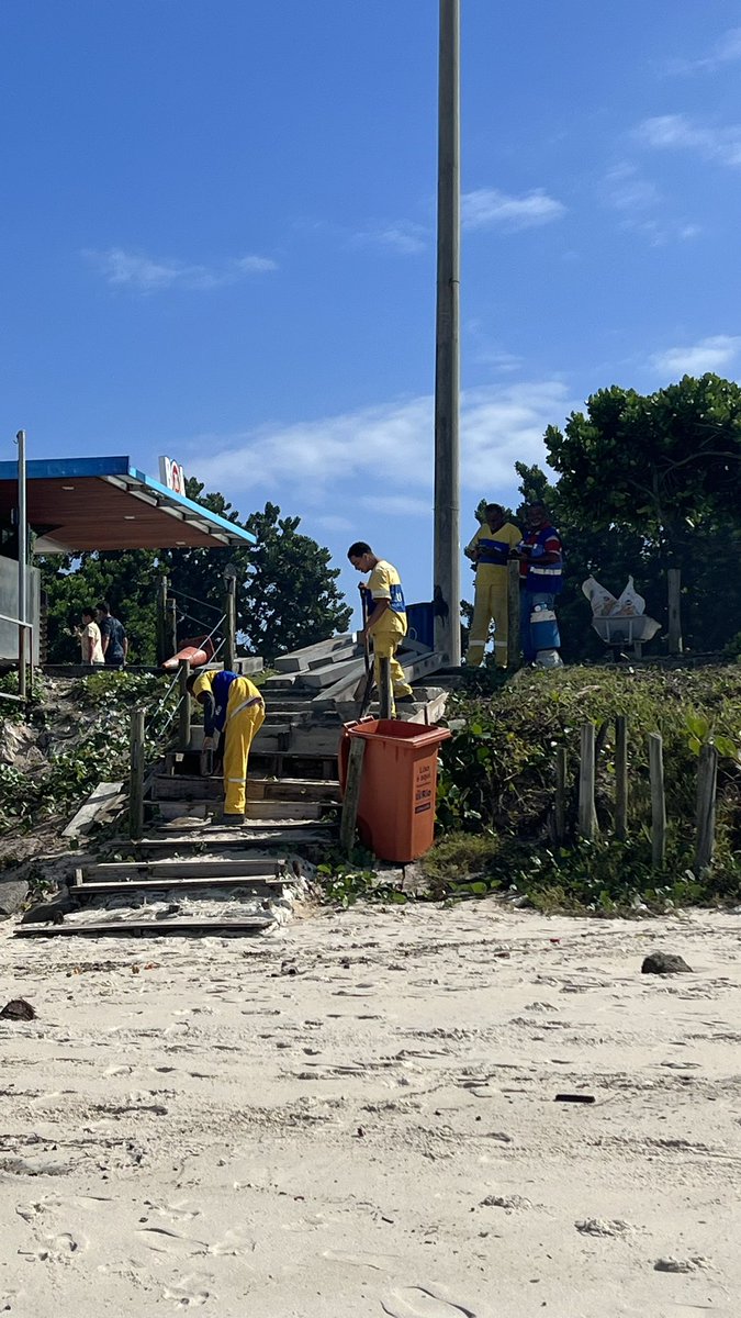 JaneteLadeira's tweet photo. Agradeço ao sub prefeito @RaphaelLima por atender, tão prontamente, ao pedido para conserto da escada de acesso à praia , em frente ao bondinho da Barra. Agradeço também ao setor de manutenção da prefeitura. https://t.co/xj7NWHxcCM