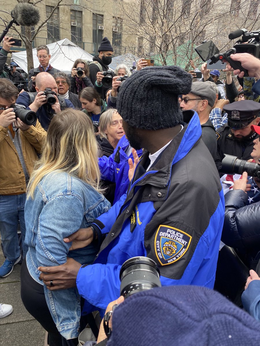 Primer conato de violencia en las manifestaciones a favor y en contra de Trump a las puertas del tribunal. Dos activistas contrarias al expresidente estaban extendiendo una pancarta contra Trump. Ha habido empujones y agarrones. La policía ha intervenido rápido.