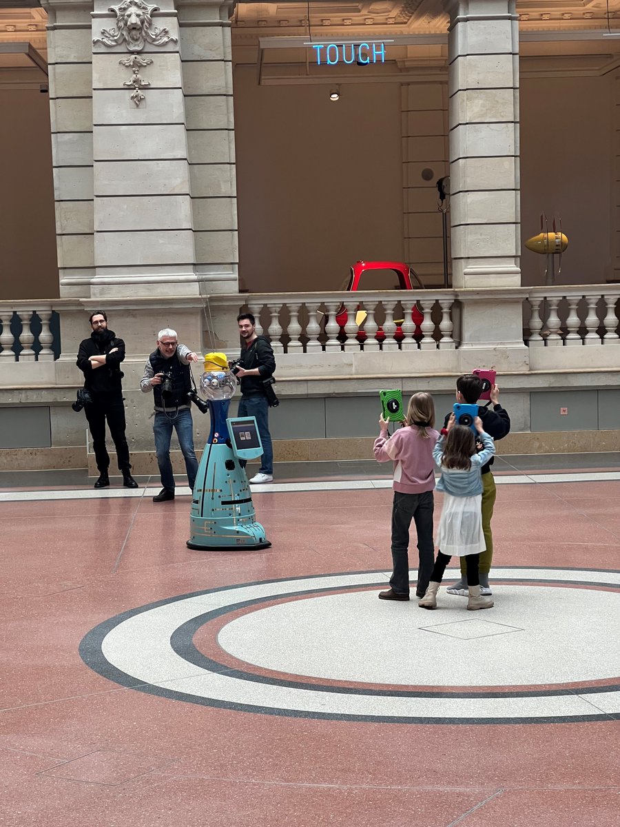mfk_berlin's tweet image. Wir haben zwei neue Mitbewohner:innen im Museum! Willkommen zur Roboter-Rallye mit MR4 und Katzomat. Wir freuen uns tierisch. 1000 Dank an @kulturstiftung @neeeu_io Alle Infos und Anmeldung ab sofort hier mfk-berlin.de/roboter-rallye/ #AR #DigAMus