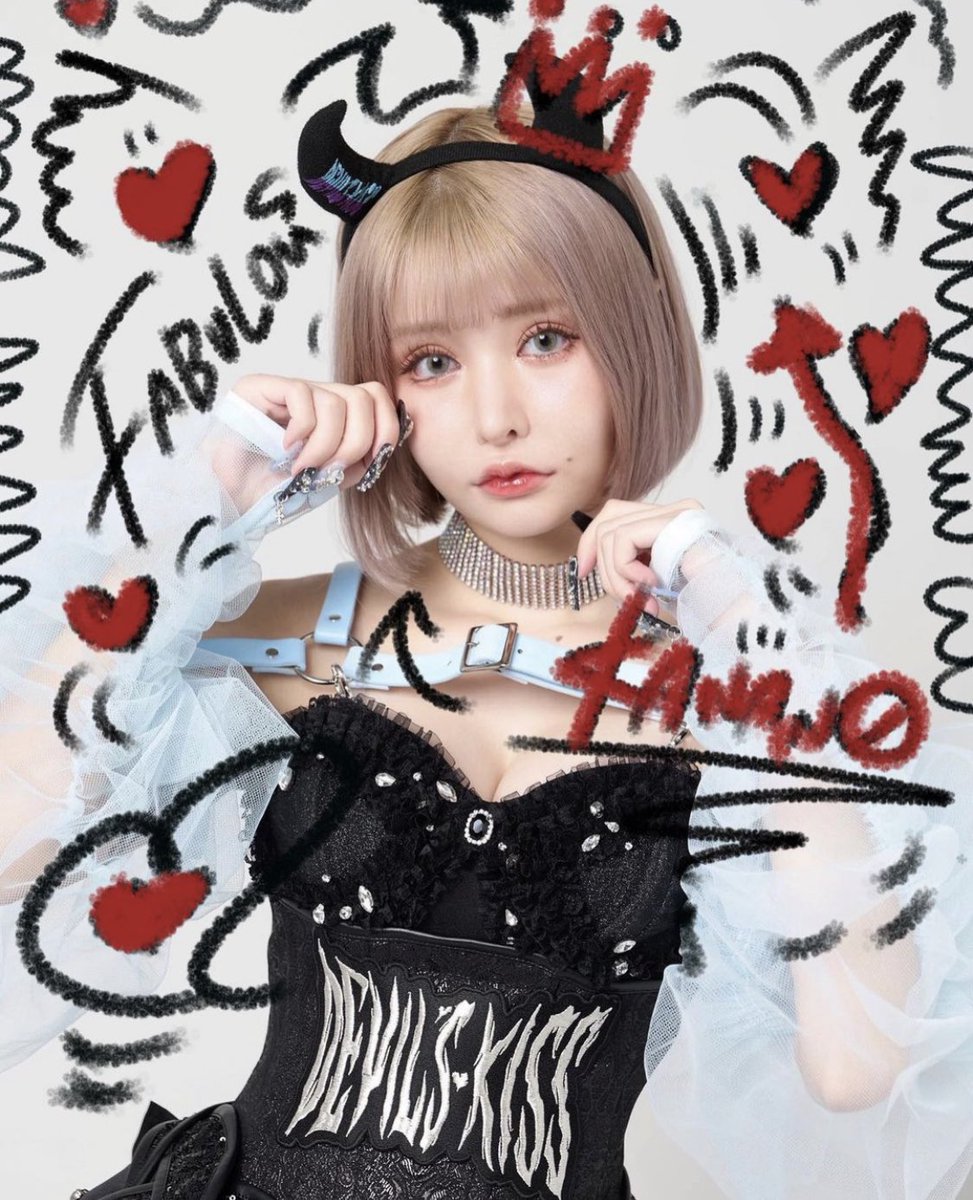 npomana_0501's tweet photo. インラインまとめ
･ファンネームは「でびるぢゅ👿💋」
･ファムマーク、悪魔の絵文字は起こってる方→👿〇😈☓
･グッズは全部で20種類！？（アクスタで4種類ずつ）
･グッズは通販あるってさ🫶🏻
･かてぃのメンバーカラーは紫、本人はピンクが良かったらしい😂
･2人モチーフ（？）のキャラクターあり https://t.co/ZfoWTXkvXH