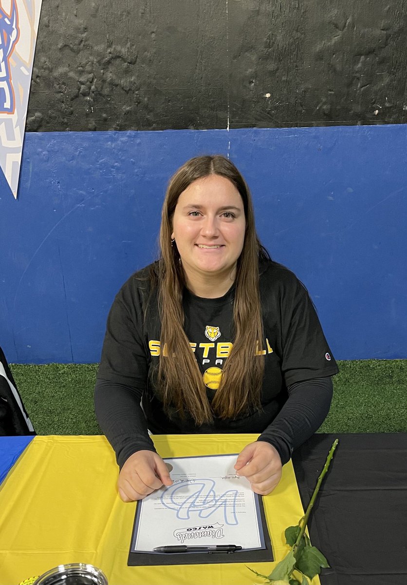 coach2morrow's tweet photo. I’ve been waiting for this day! So Rain Rain Go Away @DepaElyse vs @cecebell17 is happening today! @SStormsoftball vs @PHSKnightsSball will they send these @Wasco18uwm teammates both to the ⭕️ to pitch?
#timewilltell
#wascoproud https://t.co/Pcba7FsYqZ