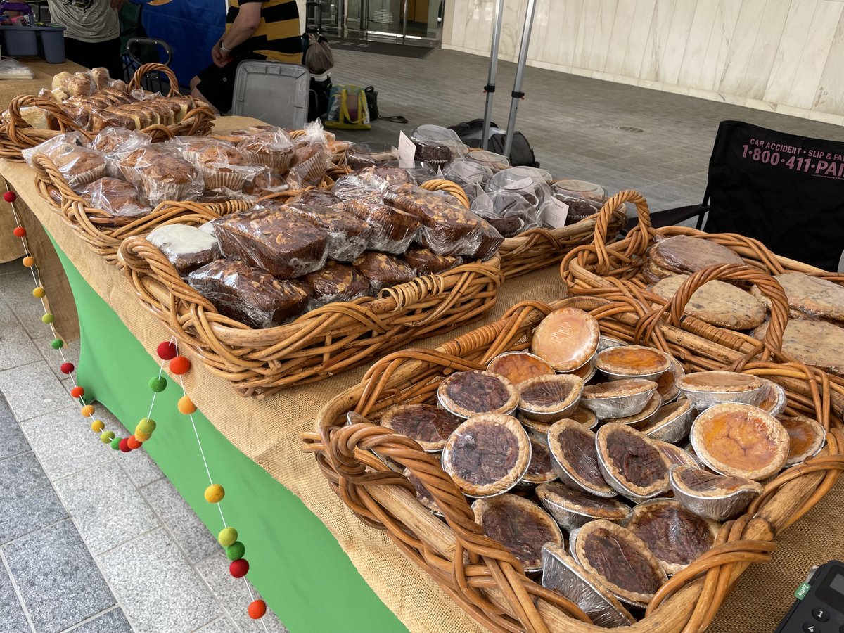 PeachtreeCtr's tweet photo. Peachtree Center's Green Market is BACK! Check out our local vendor's offerings this Thursday, April 6th from 11 AM to 2 PM, in The Plaza! Kick off the season with little farm animals, delicious locally made goodies and FREE Jeni's ice cream for the first 200 guests. https://t.co/F7YwyU2fsT