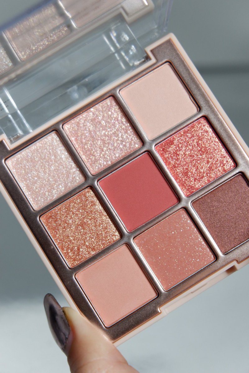 disini ada yang mau mulai belajar korean eyeshadow tapi ingin yang mudah &amp; cocok untuk pemula?

here is the tutorial with video - a thread ♡