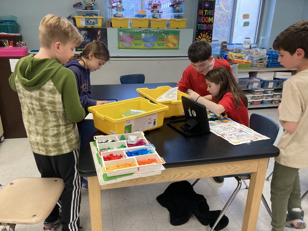 3MiuWSS's tweet photo. We wore blue to highlight Autism Awareness Month! 💙 The students also enjoyed putting their engineer minds to work during coding class! 🙃@wsselementary https://t.co/XNXJFMZ7OC