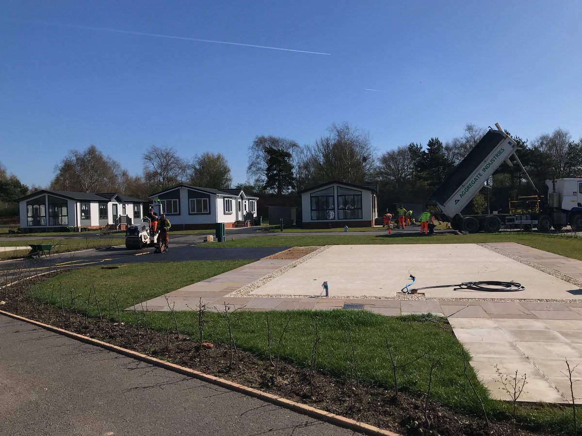 We are busy with some tarmacking on phase two at Gateforth today and we couldn’t have asked for a more glorious day! 🌞

#residentialpark #yorkshiresunshine