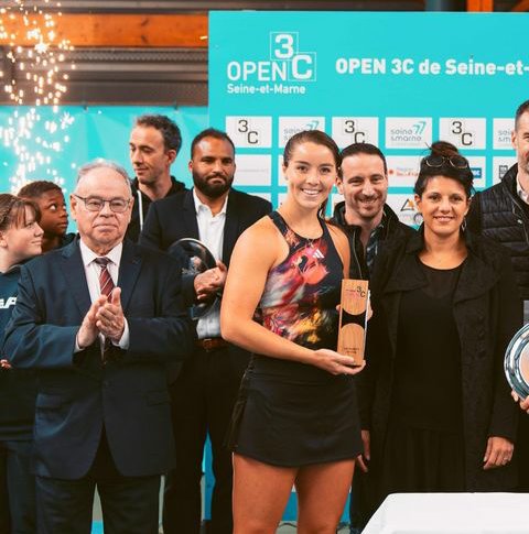Not_Esportivas's tweet photo. ITF TENNIS!
Parabéns às tenistas campeães do @worldtennis de W60 de Croissy-Beaubourg na França.
Simples: @jodieburrage (🇬🇧)/🏆(5)
Duplas: @GreetMinnen97 (🇧🇪)/ @yaninawickmaye8 (🇧🇪)
#ITFTennis #Tennis #FFT #open3c #open3cdeseineetmarne #JodieBurrage #GreetMinnen #YaninaWickmayer https://t.co/dbaljgYChQ