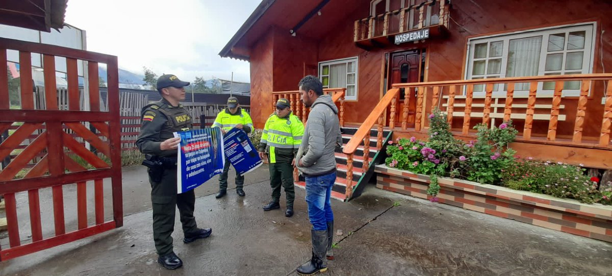 AndresPB1981's tweet photo. En el #Encano, sitio turístico por excelencia de Nariño en esta #SemanaPorLaVida, nuestra @PoliciaPasto realiza actividades de prevención contra el hurto, a todos sus habitantes y turistas. En esta #SemanaMayor, más de 1️⃣7️⃣0️⃣0️⃣👮♂️👮Policías cuidando la seguridad de #LaGranCapital.
#UNIDOSporlaSeguridad
@GERMANCHAMORRO1
@PoliciaPasto
@PoliciaNarino
@PoliciaColombia
@mindefensa
@FuerzasMilCol