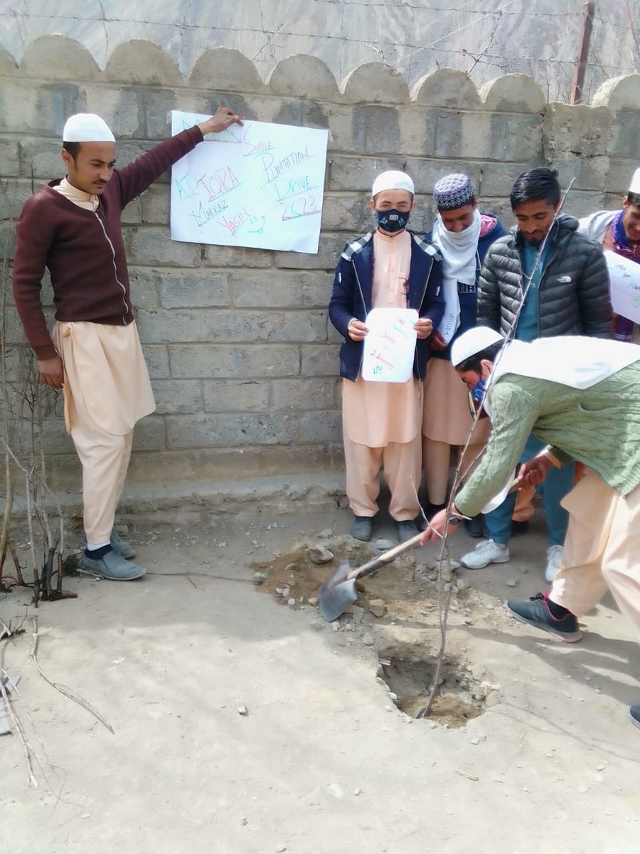 MSfoundationPK's tweet image. Million Smiles Foundation Team in Yaseen Ghizer recently organized a successful plantation activity with the help of dedicated volunteers Raja Saleem Amjad, Anil Karim,  Faryal Ayoub , Anita Wazir and Nazia.

#ClimateAction #SmilesForHumanity #Plantation #MillionSmilesFoundation