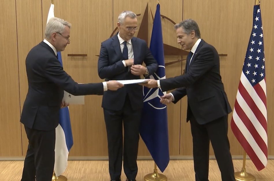 Pekka Haavisto (@haavisto) on Twitter photo Oli juhlallinen hetki tallettaa Suomen Nato-liittymisasiakirja Yhdysvaltain ulkoministeri Antony Blinkenille <a href="/SecBlinken/">Secretary Antony Blinken</a>. Tästä päivästä lukien Suomi on Naton jäsenmaa. Suomen ensimmäinen toimi Naton jäsenmaana oli Ruotsin hyväksymiskirjan allekirjoittaminen ja luovuttaminen. Oli juhlallinen hetki tallettaa Suomen Nato-liittymisasiakirja Yhdysvaltain ulkoministeri Antony Blinkenille <a href="/SecBlinken/">Secretary Antony Blinken</a>. Tästä päivästä lukien Suomi on Naton jäsenmaa. Suomen ensimmäinen toimi Naton jäsenmaana oli Ruotsin hyväksymiskirjan allekirjoittaminen ja luovuttaminen.