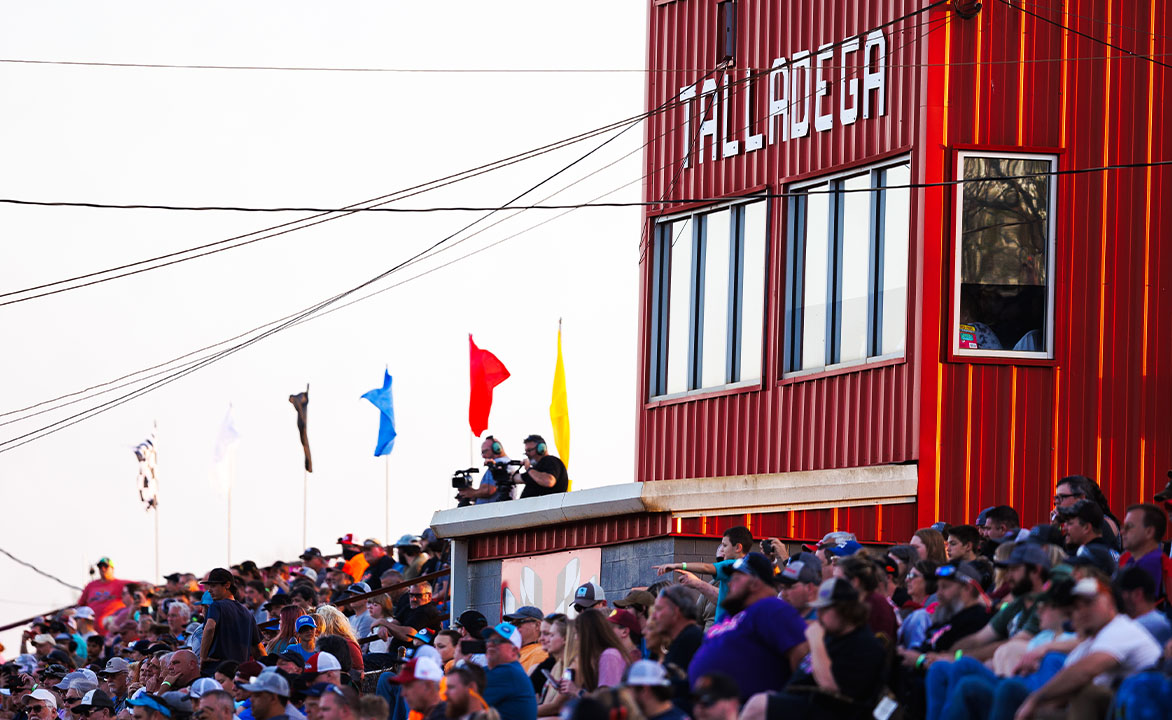 What a beautiful month for a debut! The World of Outlaws @CaseCE Late Models will battle at @tsthornetsnest for the first time April 21-22! Find out who takes home our first $𝟓𝟎,𝟎𝟎𝟎-to-win Feature of 2023 during Alabama Gang 100 Weekend! 📸: Trent Gower