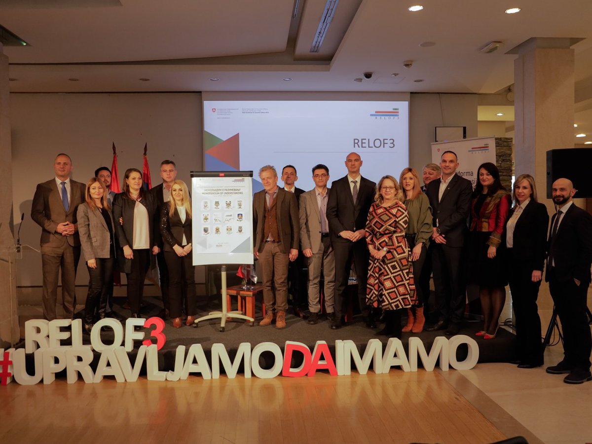 MDULS's tweet photo. 🗣️ #MDULS остаје опредељено да спроведе #RJU, са акцентом на системска решења за квалитетније пружање услуга грађанима, поручила је држ. сек. Мачужић Пузић на потписивању Споразума о сарадњи између 1️⃣0️⃣ ЈЛС и Пројекта #RELOF3.
👉 Прочитајте више на сајту #MDULS! https://t.co/QQB9PsvrwO