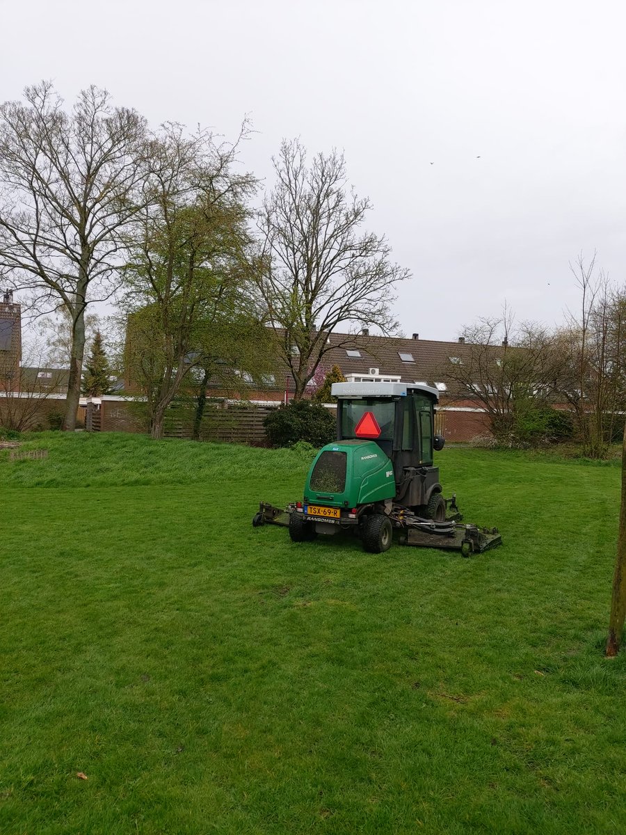 Deze week is het HOEK team weer begonnen met het maaien van de gazons. Helaas kunnen we door de regen van de laatste tijd nog niet alle gazons maaien, dit om schade aan de gazons te voorkomen.

#HOEK #mooiegazons #maaien #gras